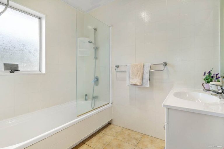 Photo of property in 1/46 Aviemore Drive, Highland Park, Auckland, 2010