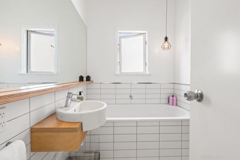 Photo of property in 20 Mantell Street, Seatoun, Wellington, 6022