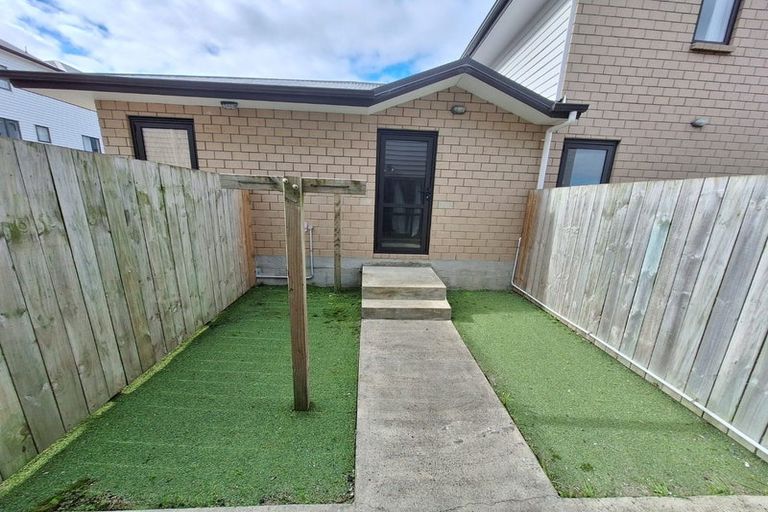 Photo of property in 2/5 Wallson Crescent, Wiri, Auckland, 2104