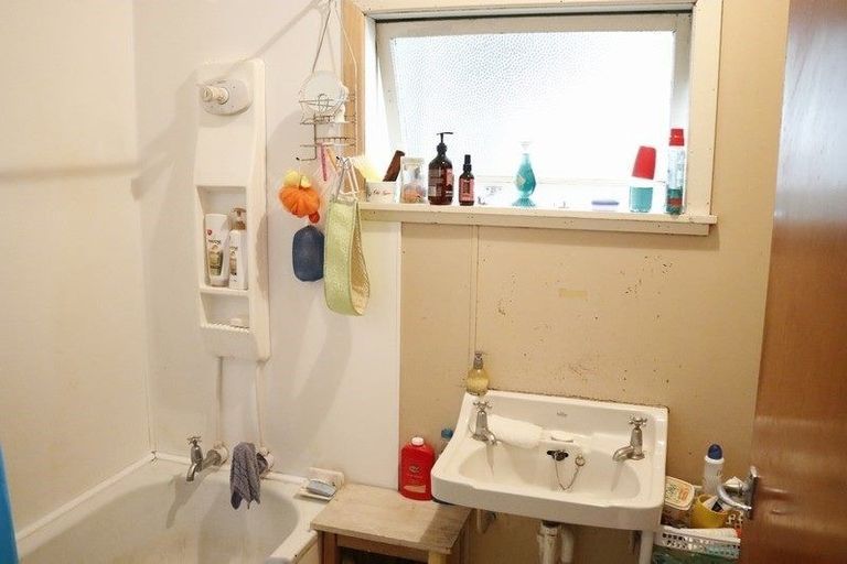 Photo of property in 42 Brassey Street, Waverley, 4510