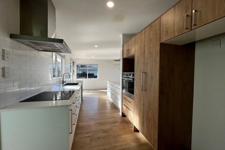 Photo of property in 2/39 Camrose Place, Glenfield, Auckland, 0629