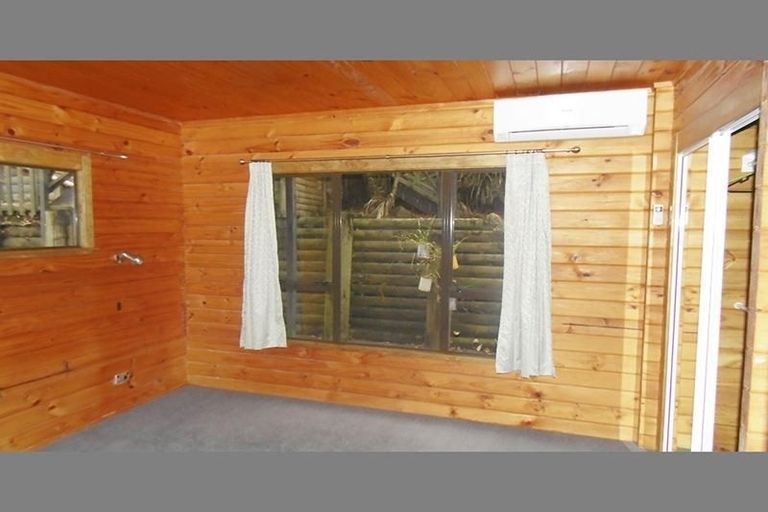 Photo of property in 554 Scenic Drive, Waiatarua, Auckland, 0612