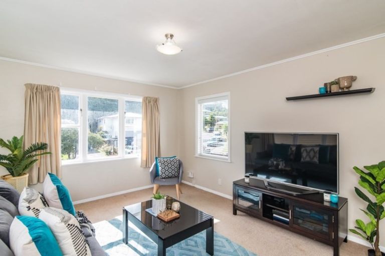 Photo of property in 49 Kiwi Crescent, Tawa, Wellington, 5028