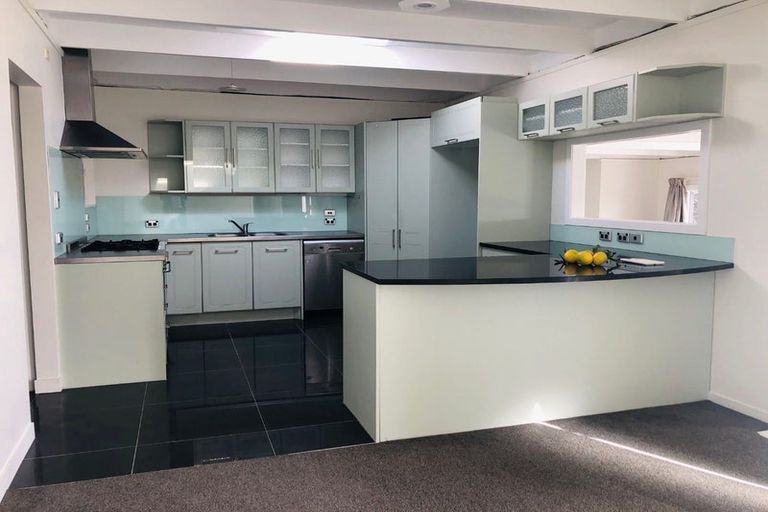 Photo of property in 8 Longwood Place, Forrest Hill, Auckland, 0620