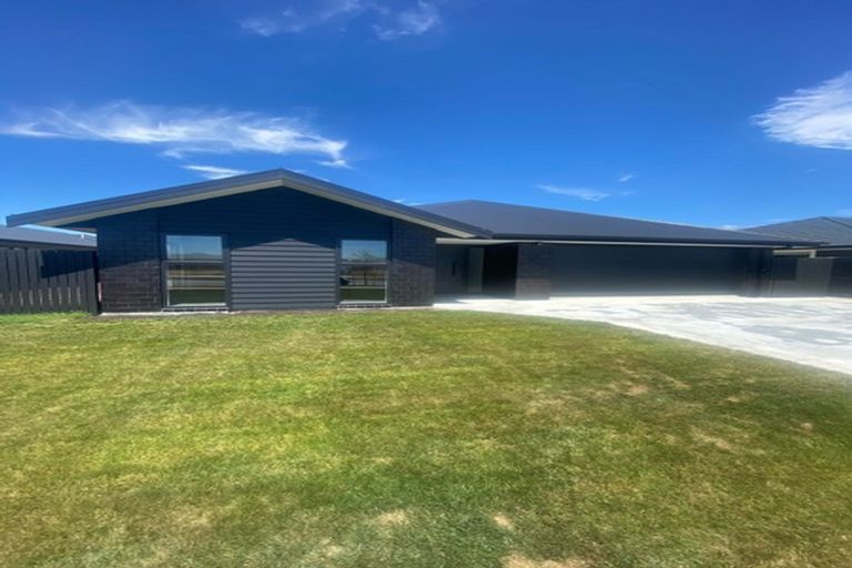 Photo of property in 28 Atlantic Drive, Fitzherbert, Palmerston North, 4410