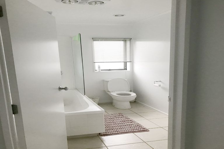 Photo of property in 22 Ashmere Lane, Weymouth, Auckland, 2103