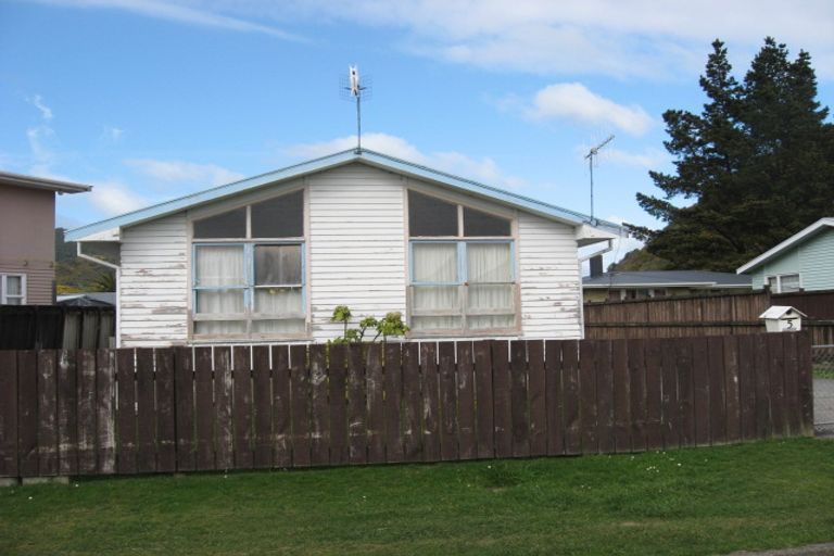 Photo of property in 5 Orewa Grove, Wainuiomata, Lower Hutt, 5014