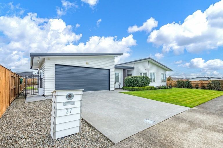 Photo of property in 37 Rodeo Drive, Kelvin Grove, Palmerston North, 4414