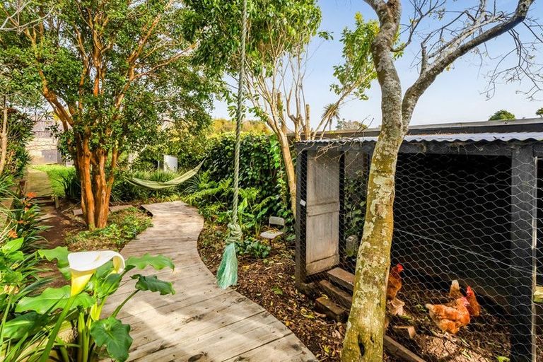 Photo of property in 10 Strandon Place, Strandon, New Plymouth, 4312