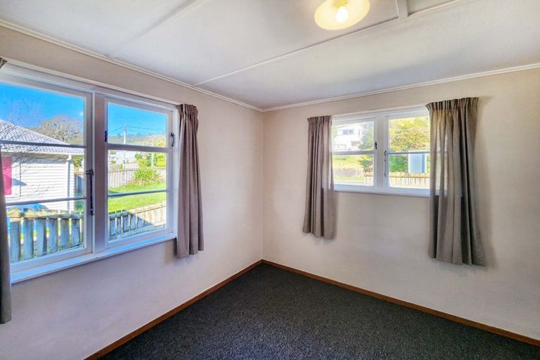 Photo of property in 32 Bird Grove, Stokes Valley, Lower Hutt, 5019