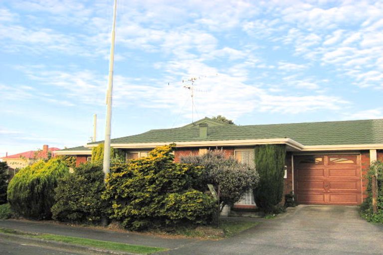 Photo of property in 1 Saunders Place, Gonville, Whanganui, 4501