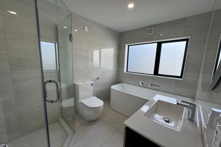 Photo of property in 4/90 Picasso Drive, West Harbour, Auckland, 0618