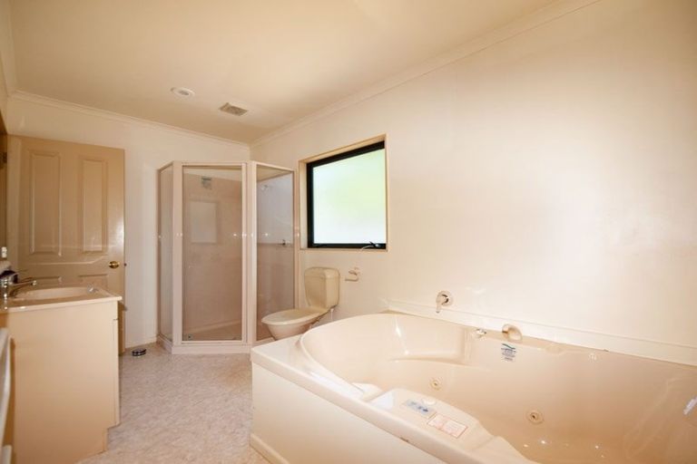 Photo of property in 27 Derry Hill, Churton Park, Wellington, 6037