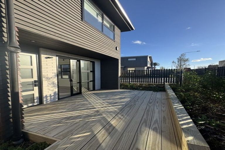 Photo of property in 8/666 Swanson Road, Swanson, Auckland, 0612