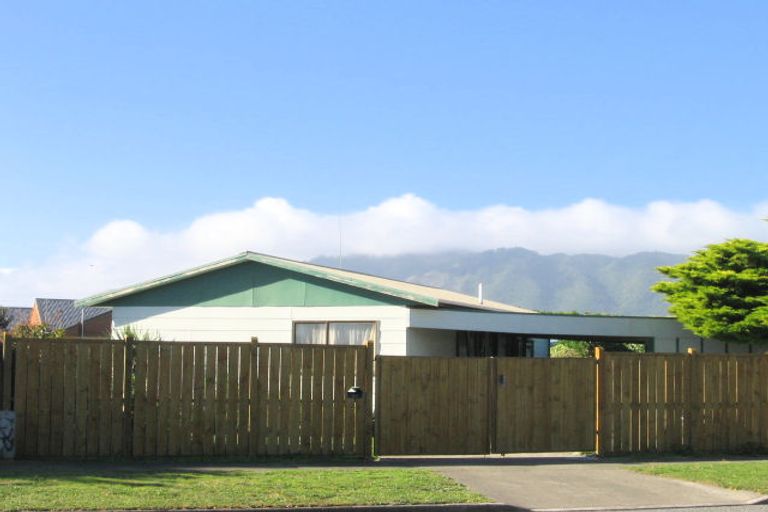 Photo of property in 5 Reeves Street, Waikanae Beach, Waikanae, 5036