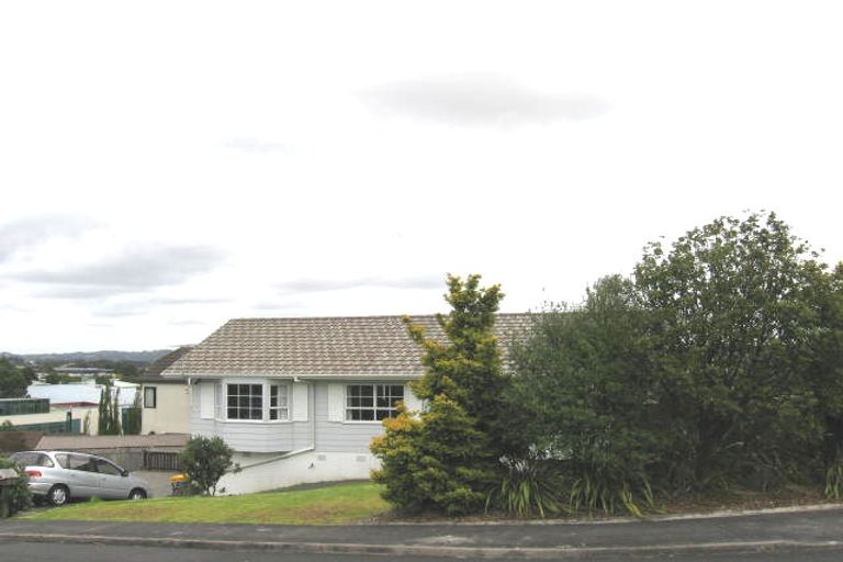Photo of property in 2/1 Mira Place, Windsor Park, Auckland, 0632