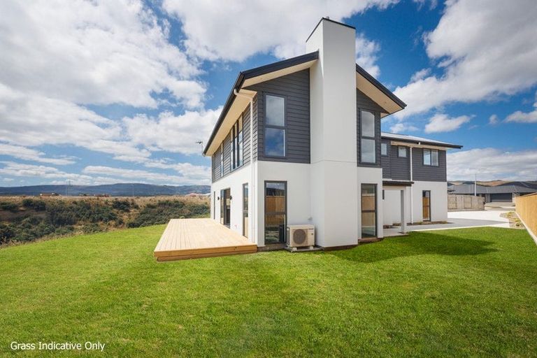 Photo of property in 54 Sardinia Grove, Fitzherbert, Palmerston North, 4410