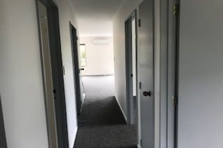 Photo of property in 3/128 Triangle Road, Massey, Auckland, 0614