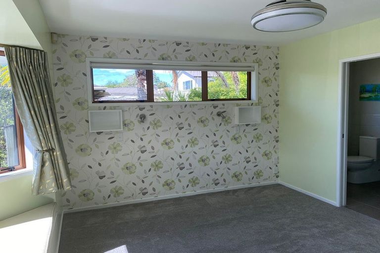 Photo of property in 11 Robin Lane, Browns Bay, Auckland, 0630