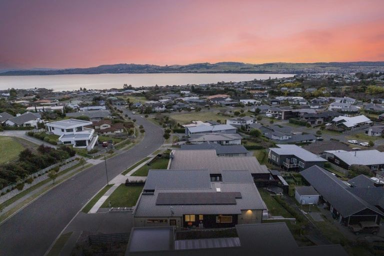 Photo of property in 33 Botanical Heights Drive, Waipahihi, Taupo, 3330