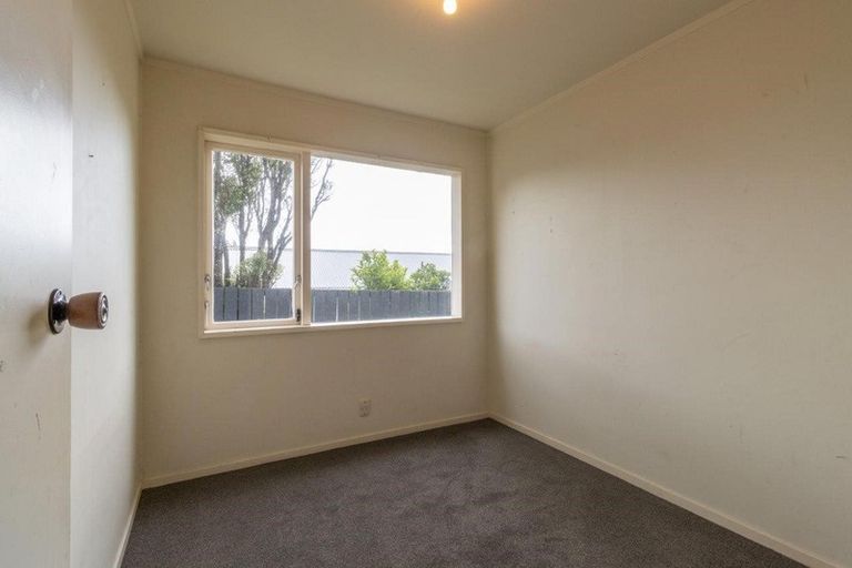 Photo of property in 17b Colchester Crescent, Newlands, Wellington, 6037