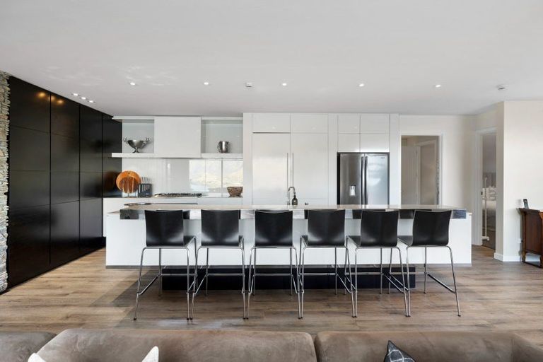 Photo of property in 6 Lordens Place, Fernhill, Queenstown, 9300