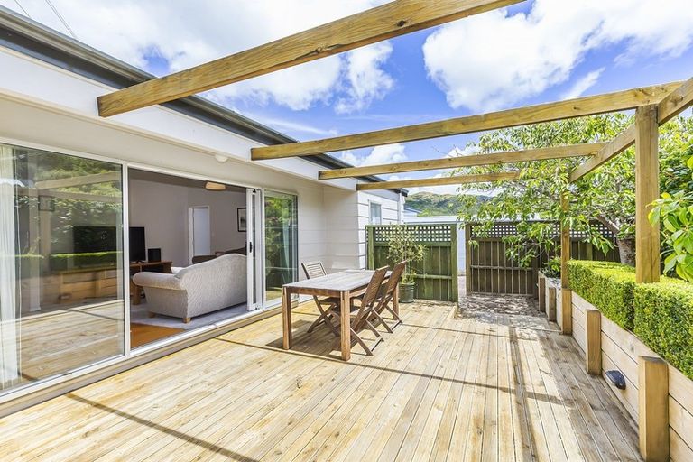 Photo of property in 11 John Witton Drive, Crofton Downs, Wellington, 6035