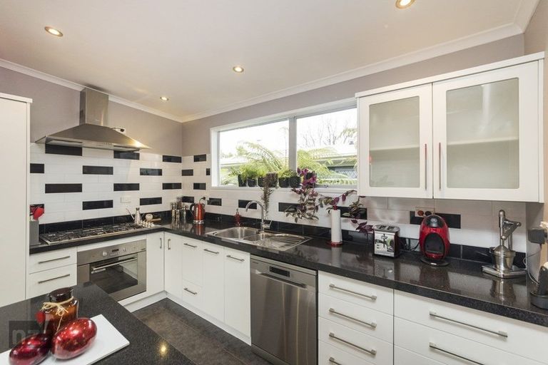 Photo of property in 12 Wikiriwhi Crescent, Awapuni, Palmerston North, 4412