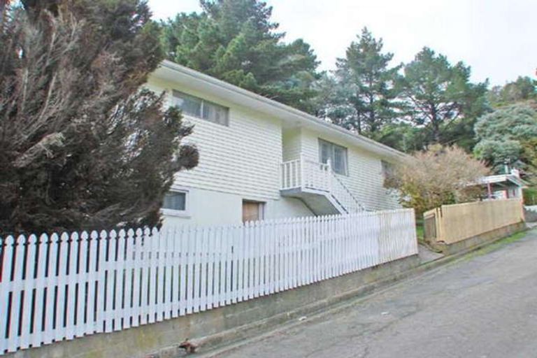 Photo of property in 16 Thomson Grove, Stokes Valley, Lower Hutt, 5019