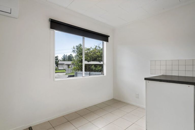 Photo of property in 2/8 Helena Street, Massey, Auckland, 0614