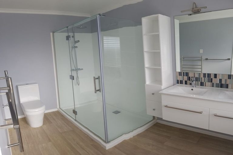 Photo of property in 68 Paragon Avenue, Beach Haven, Auckland, 0626