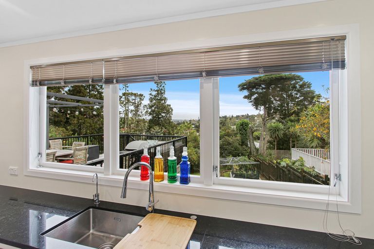 Photo of property in 37 Derwent Crescent, Titirangi, Auckland, 0604