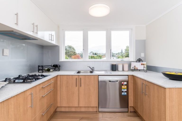 Photo of property in 75 Selwyn Crescent, Forrest Hill, Auckland, 0620