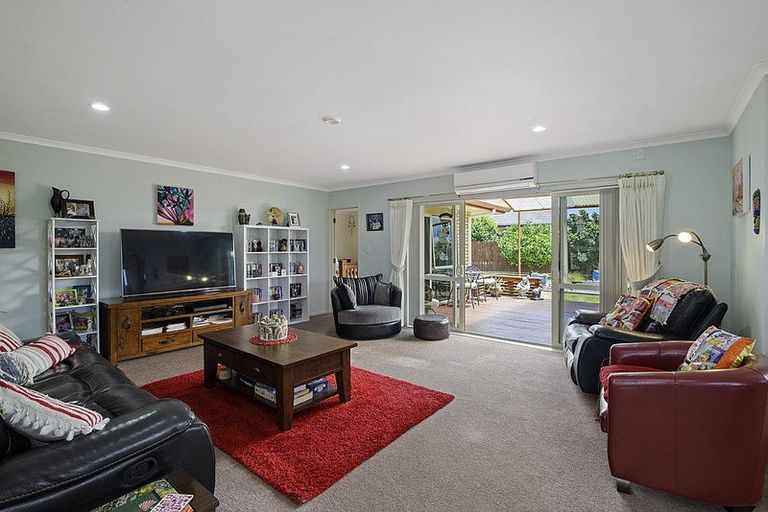 Photo of property in 6 Ernest Shackleton Place, Waiuku, 2123