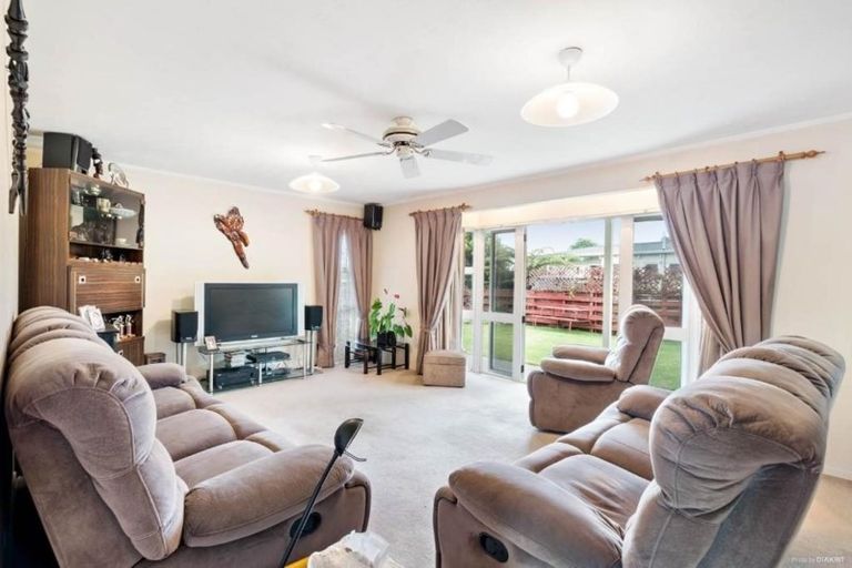 Photo of property in 34 Akoranga Drive, Northcote, Auckland, 0627