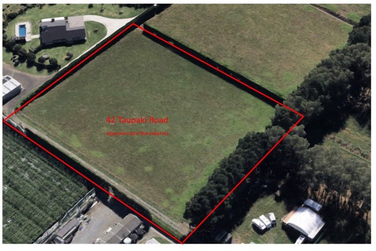 Photo of property in 42 Taupaki Road, Taupaki, 0782