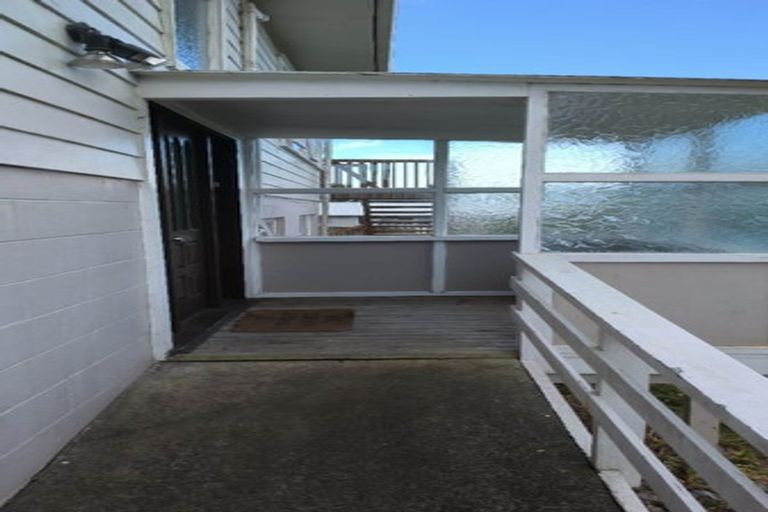 Photo of property in 327 Wairau Road, Totara Vale, Auckland, 0627