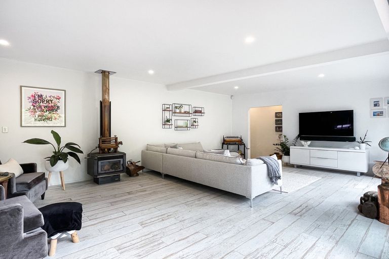 Photo of property in 12 Opanuku Road, Henderson Valley, Auckland, 0612