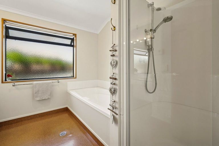 Photo of property in 22 Fairview Terrace, Waipahihi, Taupo, 3330