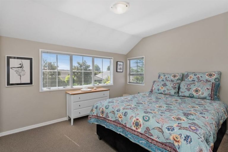 Photo of property in 39 Crofton Road, Harewood, Christchurch, 8051