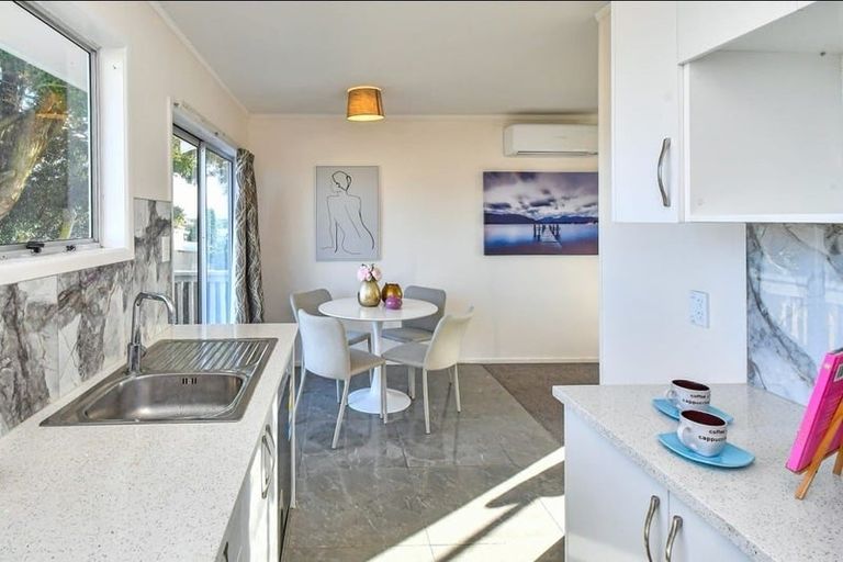 Photo of property in 2/15 Frobisher Way, Clendon Park, Auckland, 2103