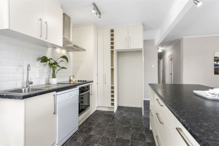 Photo of property in 29 Cron Avenue, Te Atatu South, Auckland, 0610