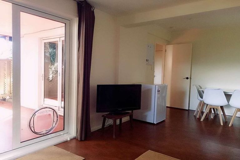 Photo of property in 2/58 Cliff Road, Torbay, Auckland, 0630