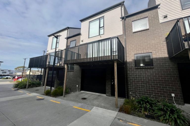 Photo of property in 12/1 Fruitvale Road, New Lynn, Auckland, 0600