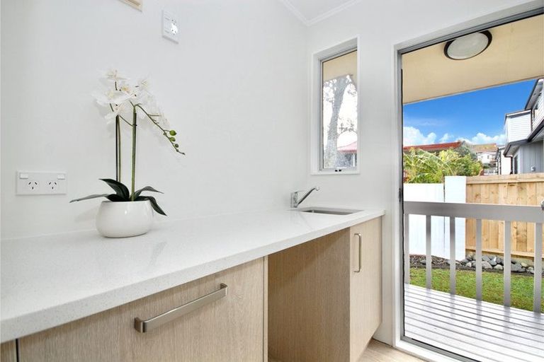 Photo of property in 1/17 Athena Drive, Totara Vale, Auckland, 0629