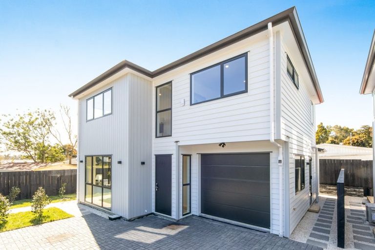Photo of property in 3c Pendlebury Street, Green Bay, Auckland, 0604