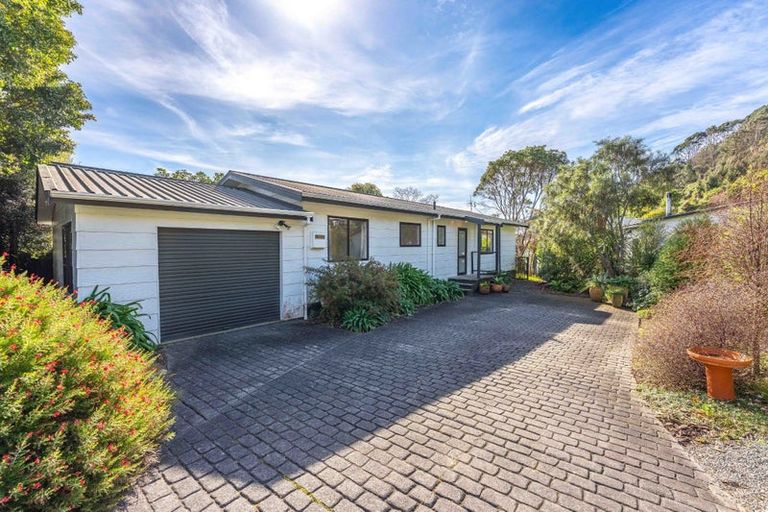 Photo of property in 14 Poneke Drive, Waikanae, 5036