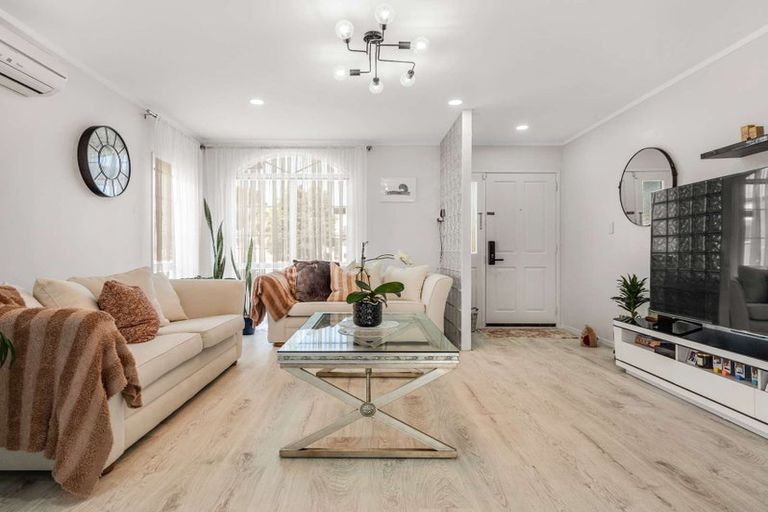 Photo of property in 52 Riverton Drive, Randwick Park, Auckland, 2105