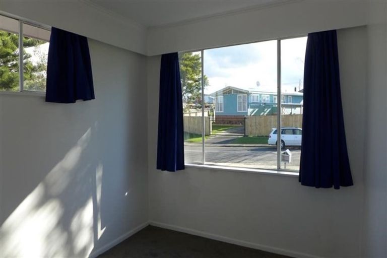 Photo of property in 3 Patts Avenue, Glendene, Auckland, 0602