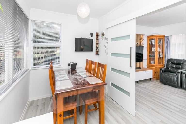 Photo of property in 104 Collins Road, Melville, Hamilton, 3206